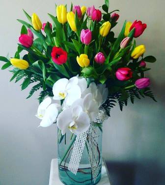 arreglo floral con tulipanes y orquídeas