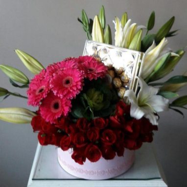 Caja con Rosas, Gerberas, Casa Blanca