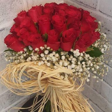 Ramo con 24 Rosas y Gypso