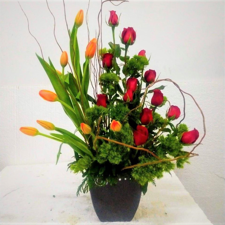 Arreglo con Tulipanes y Rosas Arreglo con Tulipanes y Rosas