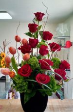 Arreglo floral con 12 rosas y 10 tulipanes