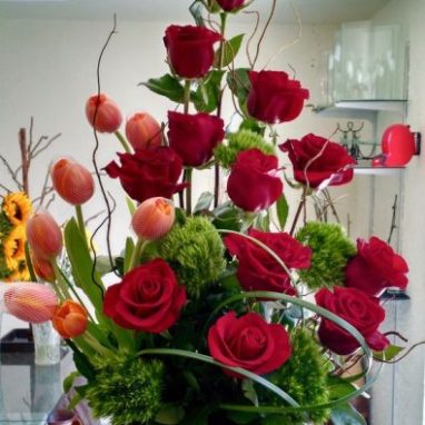 Envíos Florales a Domicilio - Inicio 3 Arreglo floral con 12 rosas y 10 tulipanes