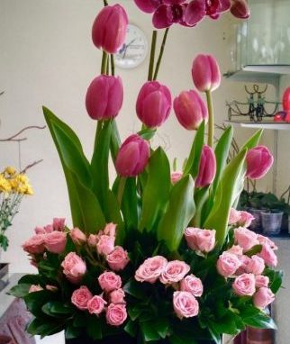 Arreglo de tulipanes con orquídea y mini rosa