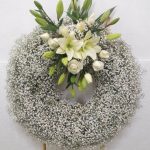 Corona con Gypso y Arreglo Floral