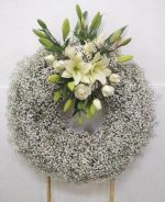 Corona con Gypso y Arreglo Floral