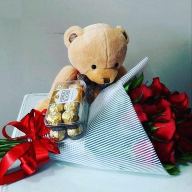 Ramo de rosas con chocolates ferrero