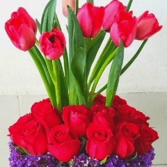 Arreglo-Floral-con-10-Tulipanes-y-24-Rosas