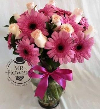 Jarrón con gerberas y Rosas