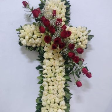 Envíos Florales a Domicilio - Inicio 51 Cruz con rosas blancas