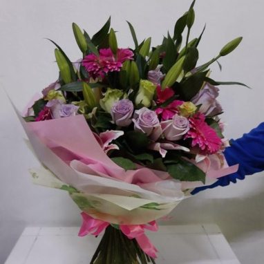 Envíos Florales a Domicilio - Inicio 9 Ramo de Rosas, lili y gerberas con moño