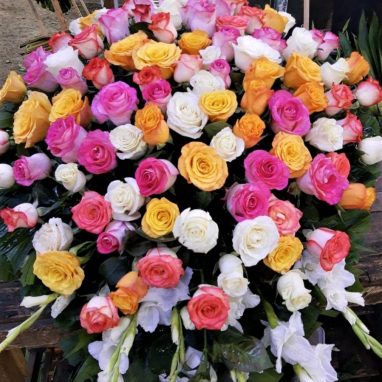 Envíos Florales a Domicilio - Inicio 31 Cubre caja colorido con 100 Rosas
